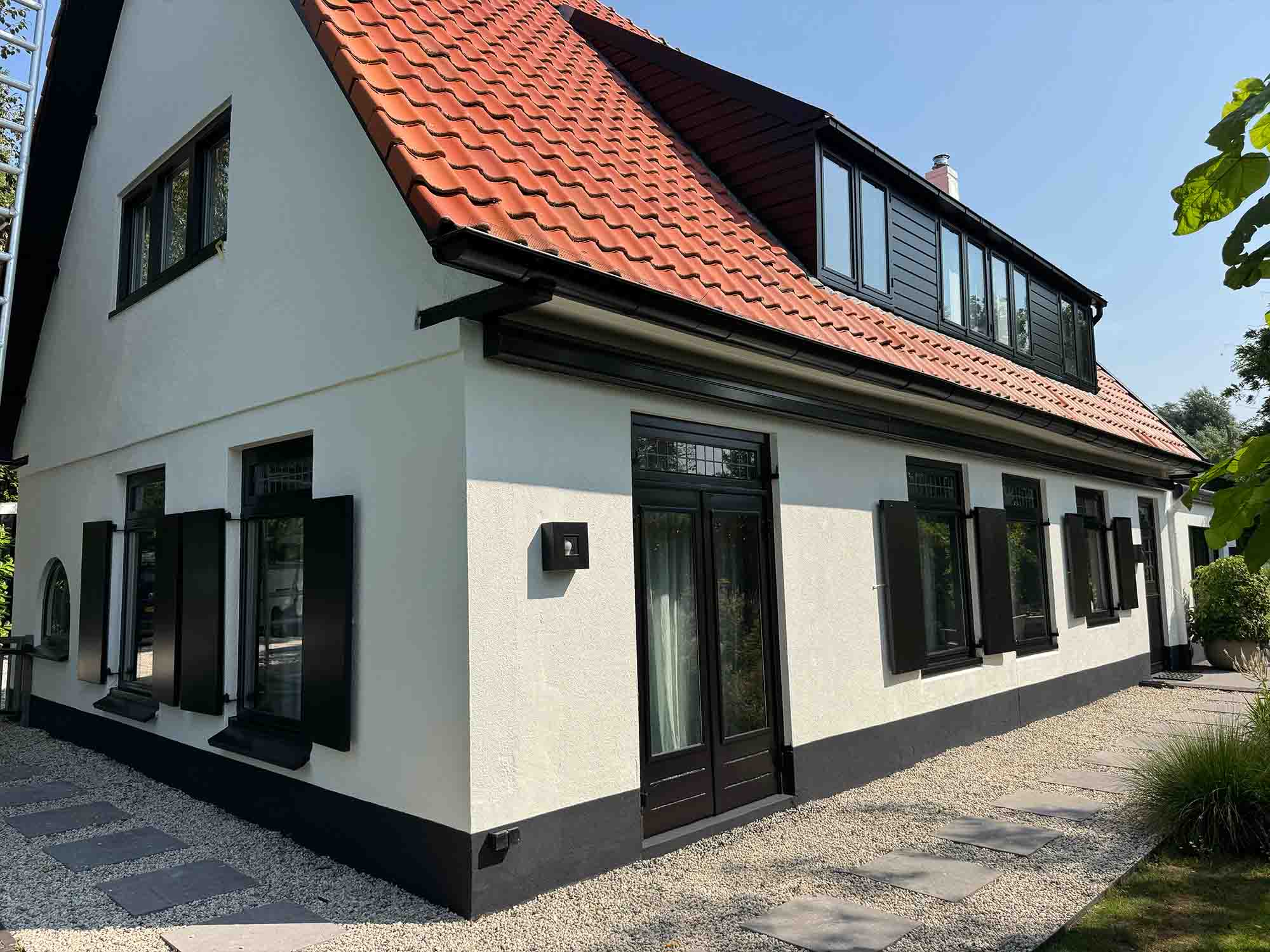 Gevel gespoten en buitenschilderwerk woonhuis in Breukeleveen
