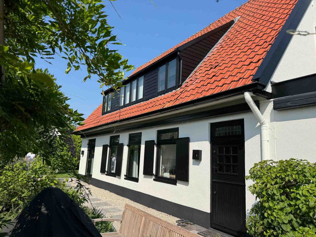 Gevel gespoten en buitenschilderwerk woonhuis in Breukeleveen