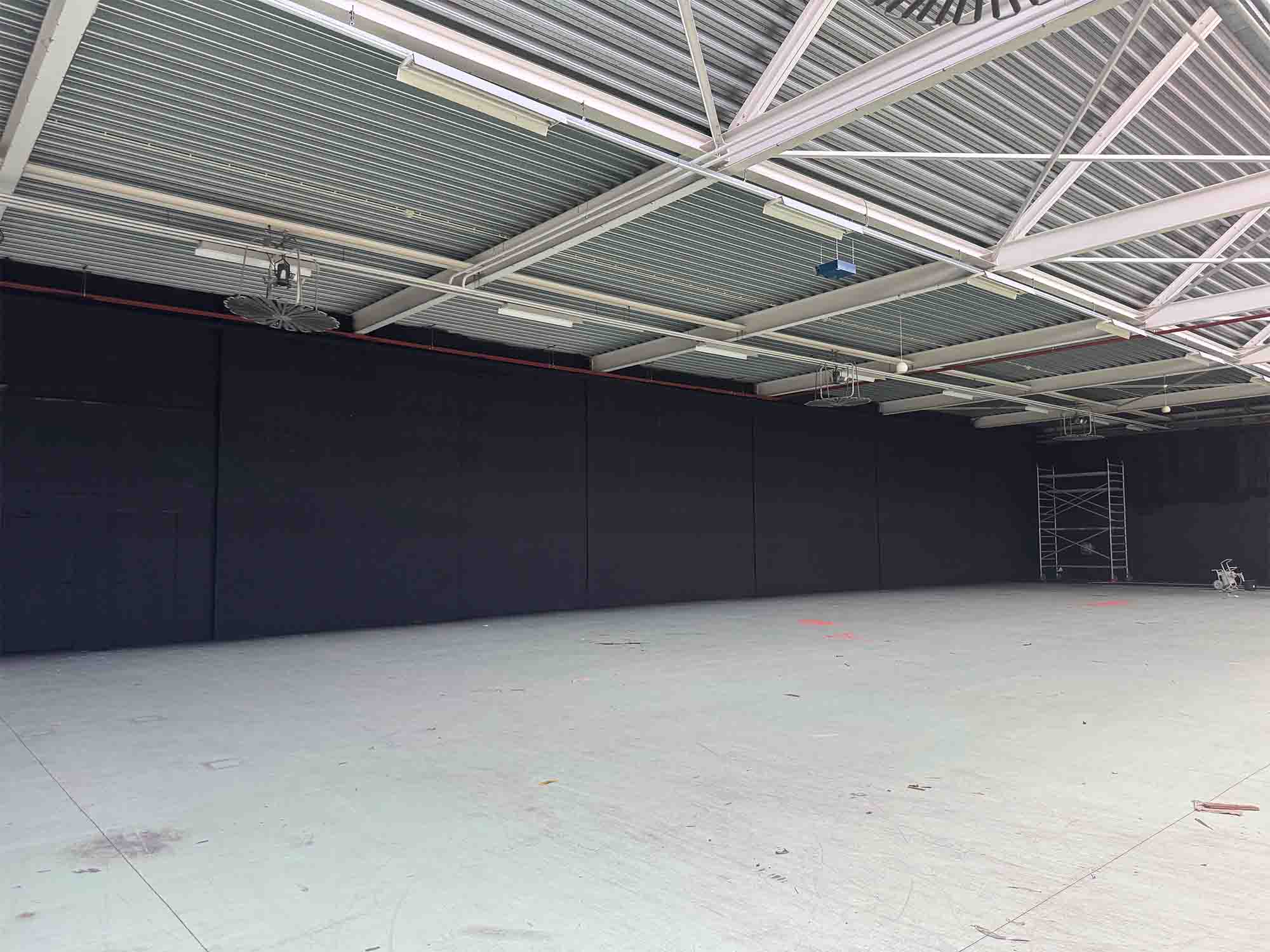 Padelhal in Hillegom zwart gespoten door De Latex Spuiter XL