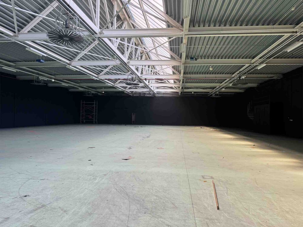 Padelhal in Hillegom zwart gespoten door De Latex Spuiter XL