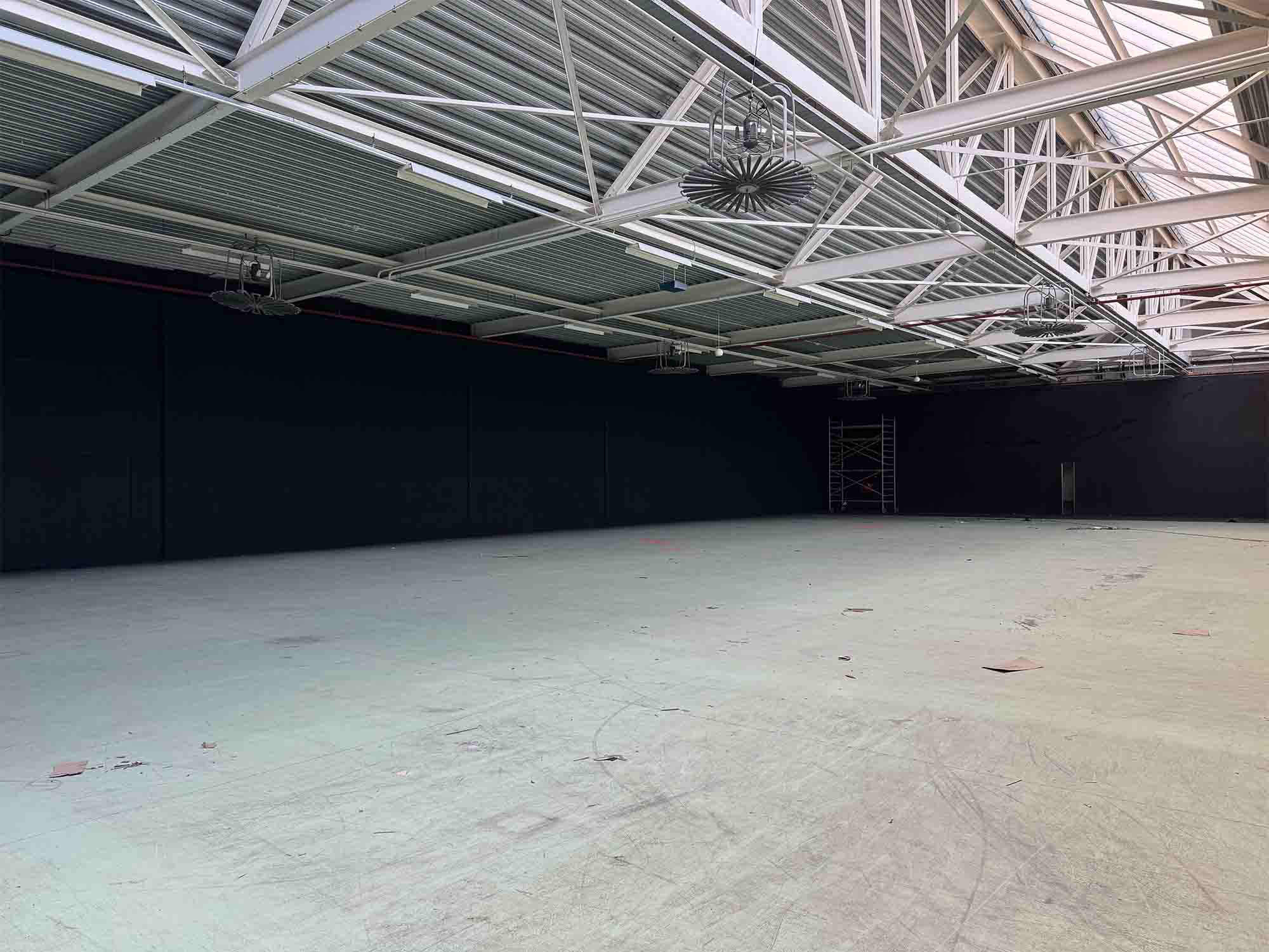 Padelhal in Hillegom zwart gespoten door De Latex Spuiter XL