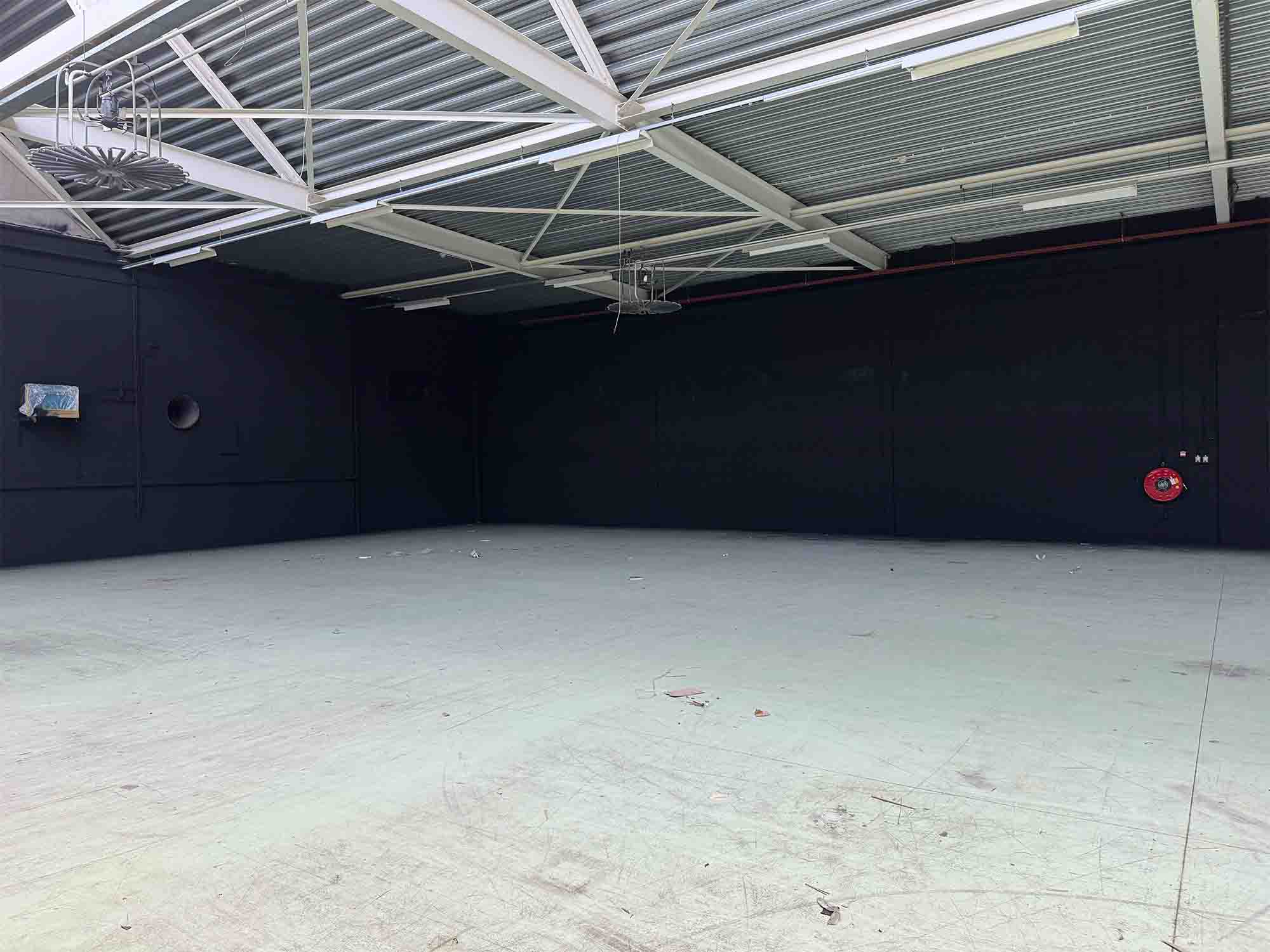 Padelhal in Hillegom zwart gespoten door De Latex Spuiter XL