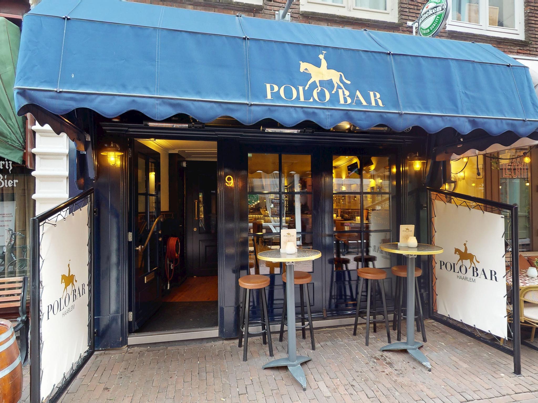 Lakwerk gespoten in de Polo Bar in Haarlem