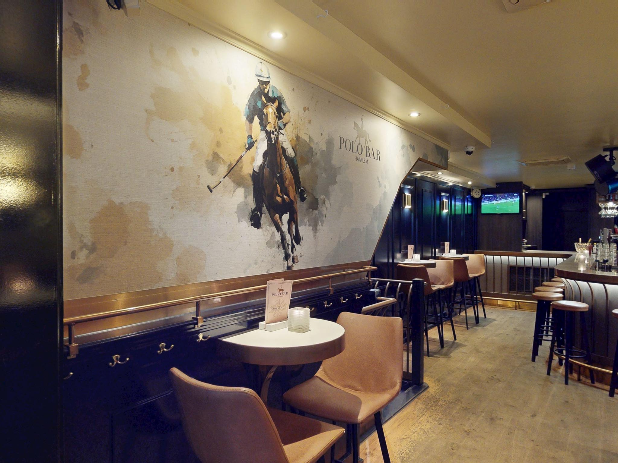 Lakwerk gespoten in de Polo Bar in Haarlem